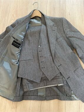 Vintage Jordan Marsh Men's 3 Piece Suit in Gray Tweed
